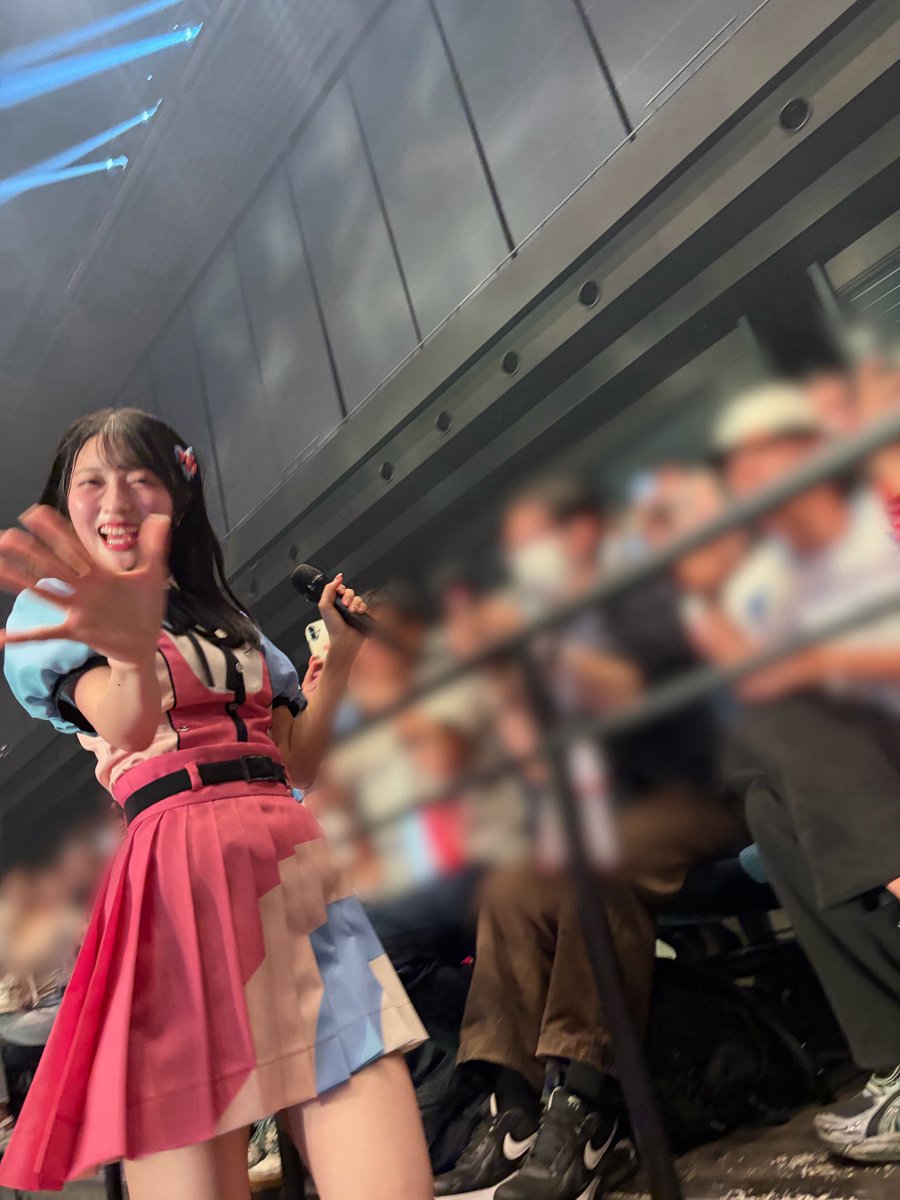 mionnn_48's tweet photo. 一昨日は #AKBサンコンコン へ🩷
推し席ごとに染まったペンライトが懐かしくて！ステージのメンバーと客席のファンの皆さんが同じ感情を共有できる、これがAKBの良さだよなぁと改めて感じたコンサートでした！
驚異の全111曲みんなお疲れさま😭‼️

〜爆レスあいちゃんと爆走トロッコおりんを添えて〜 https://t.co/7cvx3hEMyc