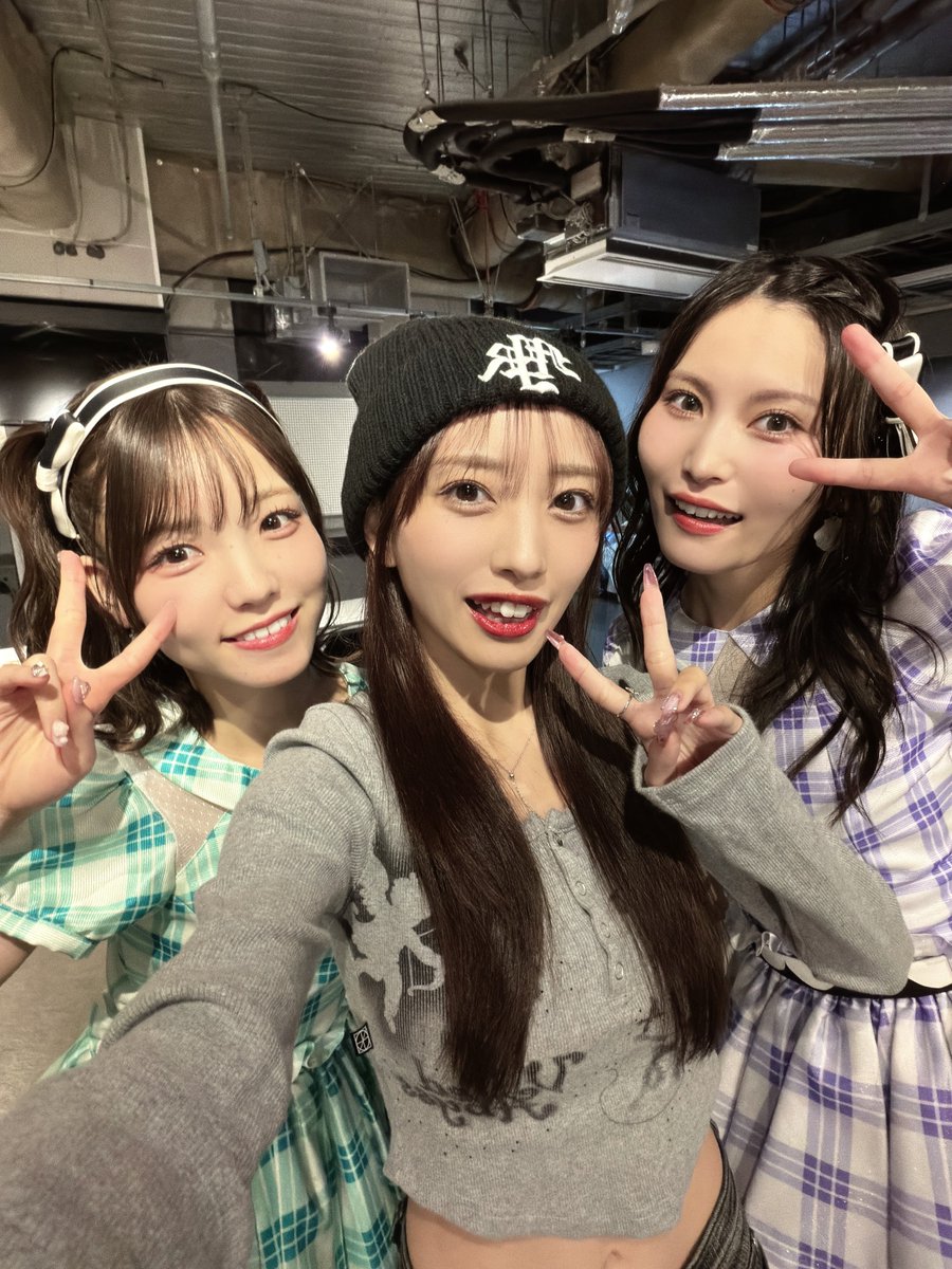 mionnn_48's tweet photo. 一昨日は #AKBサンコンコン へ🩷
推し席ごとに染まったペンライトが懐かしくて！ステージのメンバーと客席のファンの皆さんが同じ感情を共有できる、これがAKBの良さだよなぁと改めて感じたコンサートでした！
驚異の全111曲みんなお疲れさま😭‼️

〜爆レスあいちゃんと爆走トロッコおりんを添えて〜 https://t.co/7cvx3hEMyc