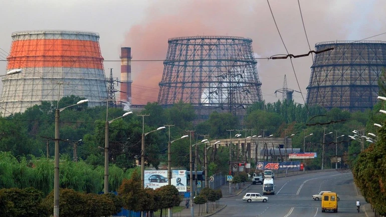 IuliiaMendel's tweet photo. Ukraine’s biggest steel city is switching off. Kryvyi Rih, 600,000 people, lived off mills and ore. Those giants paid for the city. Now they are idle. ArcelorMittal alone employs about 17,000; after four Russian missile strikes in five weeks it may not restart. The main ore plants are down. The rest of big industry is at about 25%. Russian attacks hit the factories. The closed Black Sea killed exports. There is no second economy here. If the plants stay dead, tens of thousands lose the only real payroll in town. Then people leave — not from missiles, but from poverty. What happens to Ukraine if its industrial cities empty out the same way?
