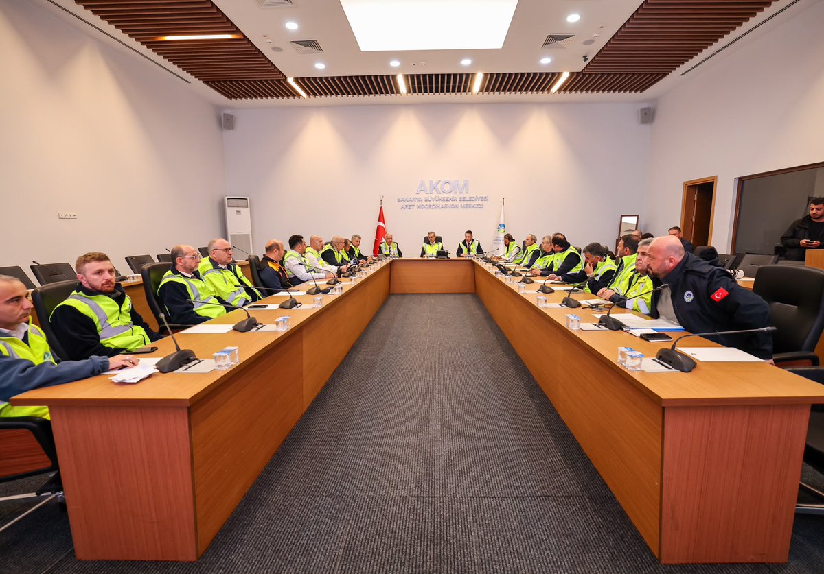 sbYusufAlemdar's tweet photo. Sakarya'ya 24 saatte son 27 yılın en kuvvetli yağışı düştü.

An itibarıyla ekiplerimiz 560 personel ve 225 araçla 16 ilçemizde sahada.

26 Haziran 1999 tarihinde metrekareye düşen ortalama yağmurun üzerine çıkıldı ve şehrin tamamında her bir metrekareye ortalama 133 kilogram yağış düştü.

Büyükşehir Belediyemiz, SASKİ ekiplerimiz, DSİ birimleri, ilçe belediyeleriyle ve muhtarlarımızla koordinasyon içerisinde aralıksız çalışmaları sürdürüyoruz.

Yağışların devam etmesine durumuna karşın 7/24 esasıyla teyakkuzdayız.

Hemşehrilerimizin herhangi bir olumsuzlukla karşılaşmaları durumunda 185 ve 153 numaralı hatlardan bizlere ulaşmasını rica ediyoruz.