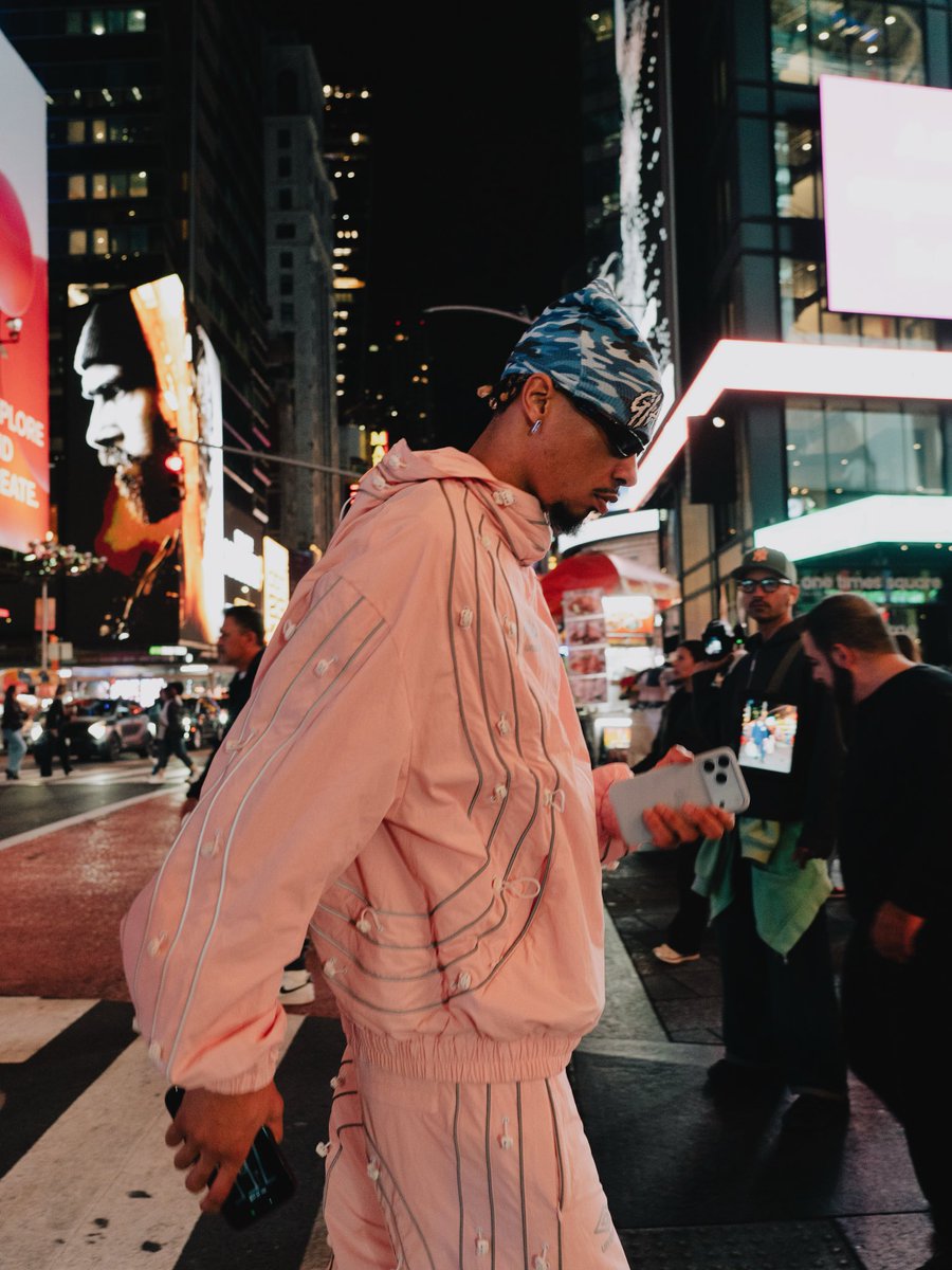 vsrsus's tweet photo. Hugo Ekitike went on the ultimate side quest to NYC. https://t.co/xPHFXlpAda