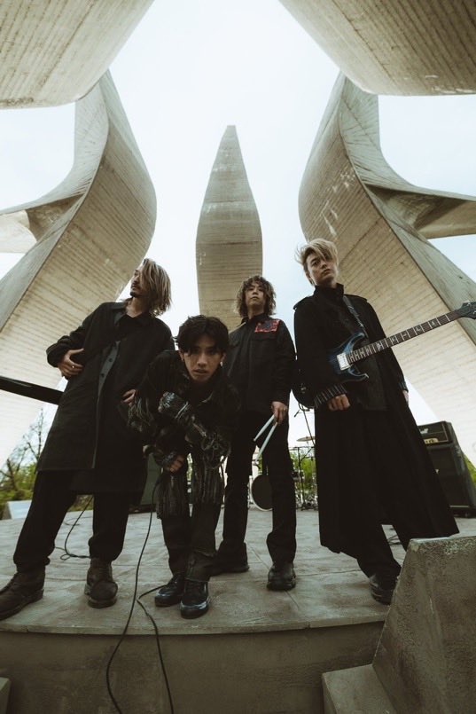 10969Ligh's tweet photo. このアー写めちゃくちゃ好き。

アイオブを経てROCKが帰ってきた時のアー写。当時は痺れたなぁ。 https://t.co/IDfrSH4HRA