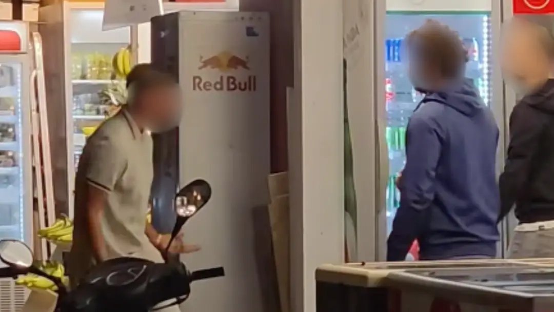 sputnik_TR's tweet photo. 😠 İngiliz turist Mikonos’ta kediye tekme atınca ada sokakları savaş alanına döndü: Turiste meydan dayağı atıldı https://t.co/m3SfnfePZy