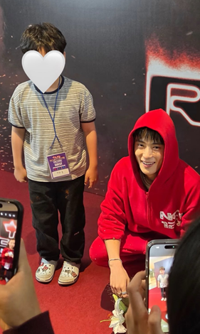 jt_rrr214701's tweet photo. 재현이.... 태용이 조카들이랑 사진 찍어줄때마다 이렇게 앉아서 키 높이 맞춰주는거 진짜 너무너무너무 귀엽꼬... 앙임.....♡ https://t.co/WOXVoed2E0