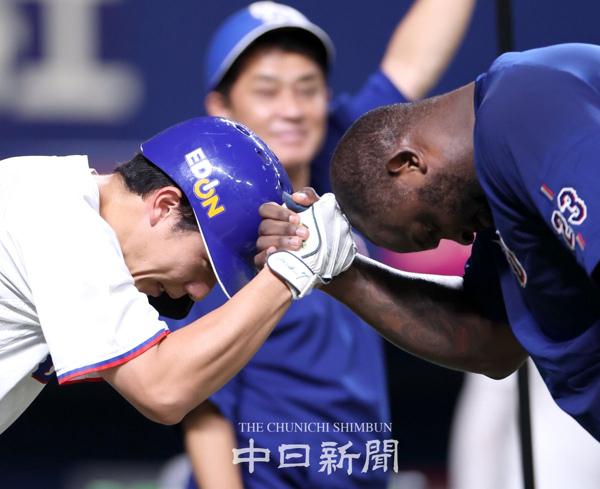 chunichiphoto's tweet photo. 【ドラゴンズ】握手するサノー選手と福永選手 #中日新聞 #中日スポーツ https://t.co/HLuW0stGFC