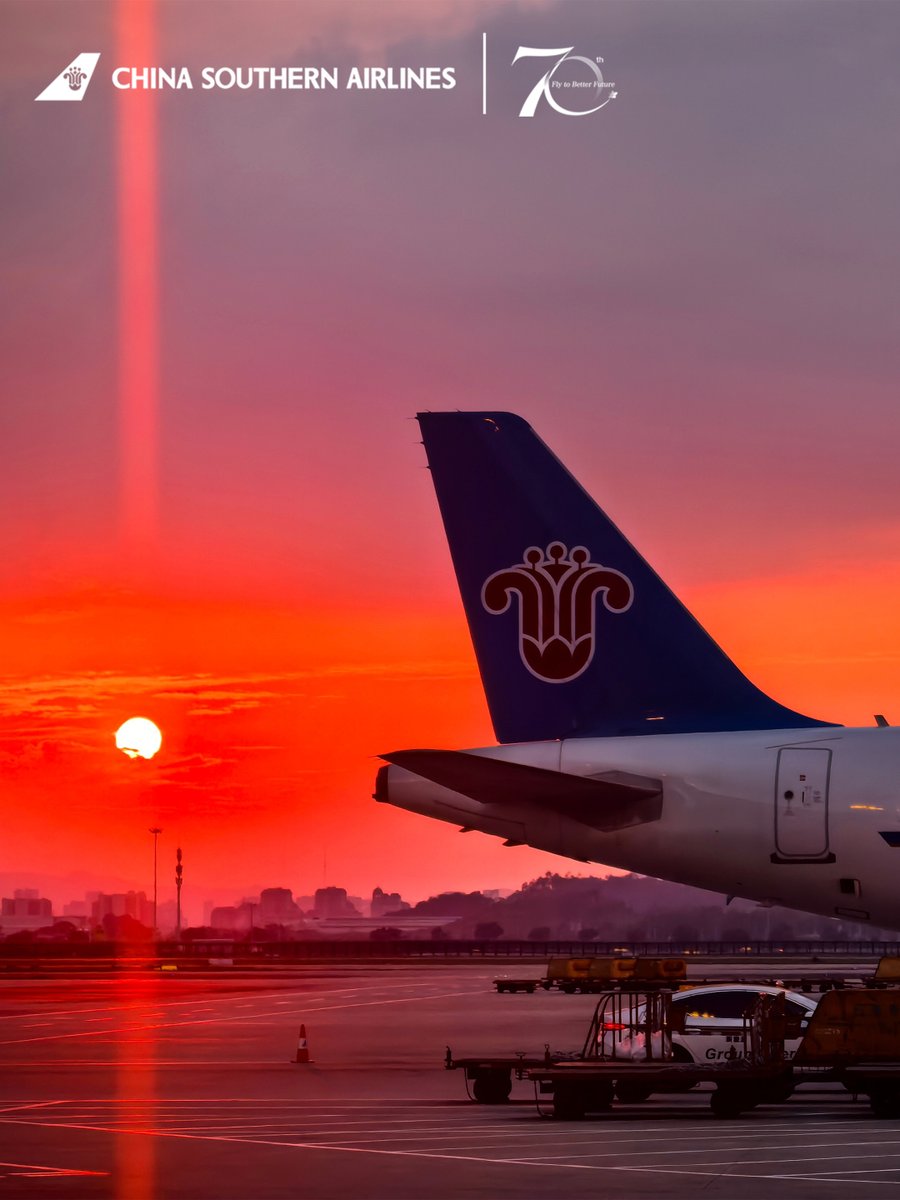 CSAIRGlobal's tweet photo. The sky is glowing red with a beautiful beam of light over the tarmac. A China Southern Airlines jet rests quietly in the evening glow. Have a lovely evening!✈️🌅
#CSAir #FlyWithCSAir https://t.co/dhGD9ody94