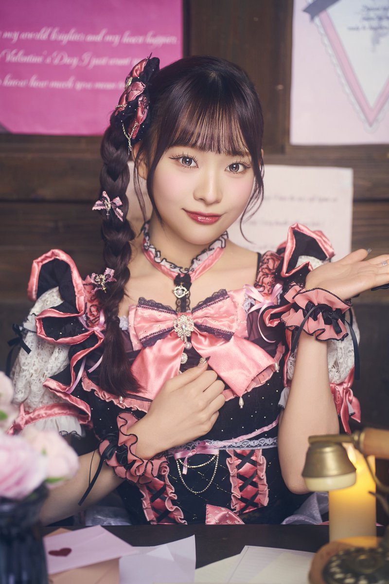 pixel_ribbon's tweet photo. Pixel Ribbon 16th Music💌
『#お忘れものは恋ですか？』

🎀新ビジュアル公開 5人目🎀

｡ﾟ•┈ ┈ ┈ ୨♡୧ ┈ ┈ ┈•ﾟ｡

黒崎 萌 (Kurosaki Moe) 

レッド担当 

2004.3.24 (22) 

❤️：＠moe_pxrb 

「あなたの心弾ませてあげる🔐🖤」

｡ﾟ•┈ ┈ ┈ ୨♡୧ ┈ ┈ ┈•ﾟ｡

#PixelRibbon  #ぴくりぼ 
#黒崎萌 #もえ