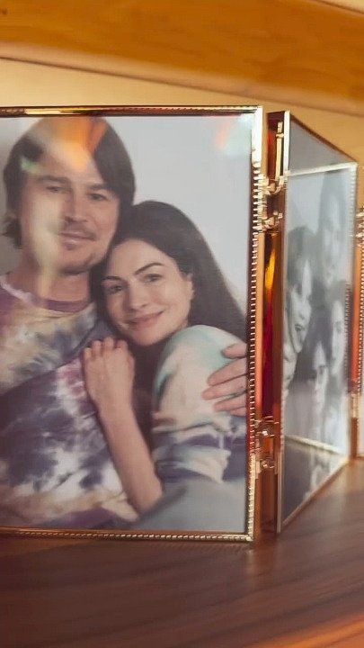 verityupdate's tweet photo. Preciosos! Novas fotos de Josh Hartnett (Jeremy), Anne Hathaway (Verity), Brady Wagner (Crew) e Sienna Kulovitz (Harper) como a nossa amada família Crawford 💗🤏🏻 https://t.co/zje9Ym8VmM