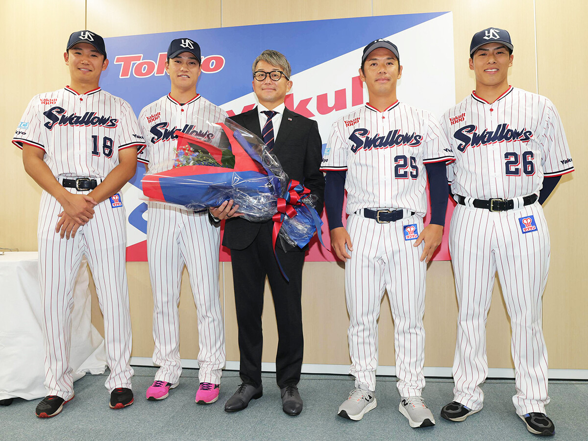 webSportiva's tweet photo. 「みんなで競い合って、投手陣で強いヤクルトを築きたい」

⚾10月３日、神宮球場で最後のマウンドに立つことになった石川雅規。山野、高橋、奥川が明かす"大先輩の教え"とは？ https://t.co/9lww5ubWh5 https://t.co/6hoINWc4LU