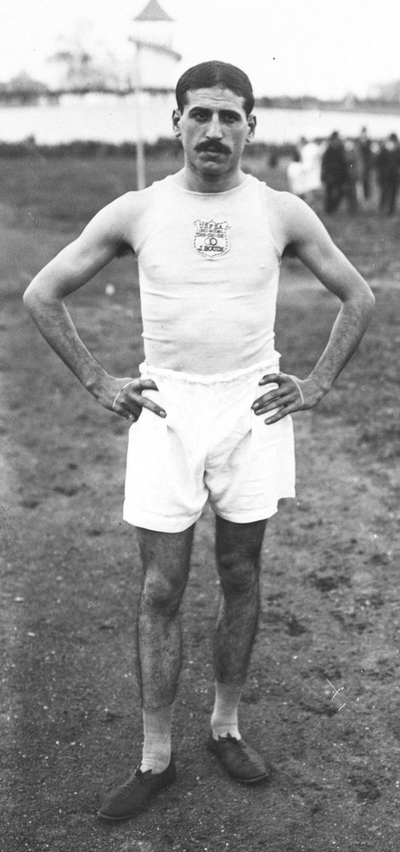 CeJourHistoire's tweet photo. Le nom de Jean Bouin est sur des dizaines de stades, de gymnases et de collèges en France.

Il est mort le 29 septembre 1914, à 25 ans, dans un champ de la Meuse.

Né à Marseille en décembre 1888, il était devenu le meilleur coureur de fond du monde.

Sept records du monde. Quatre titres de champion de France de cross d'affilée, de 1909 à 1912.

Et trois victoires consécutives au Cross des nations, de 1911 à 1913.

En juillet 1913, à Stockholm, il devient le premier homme à dépasser 19 kilomètres en une heure. 19 021 mètres.

Le record tiendra jusqu'en 1928.

Un an plus tôt, sur la même piste, il avait couru la finale olympique du 5 000 mètres contre le Finlandais Hannes Kolehmainen.

Ils se sont battus pendant quatorze minutes. Kolehmainen a gagné en 14 min 36 s 6, Bouin a fini en 14 min 36 s 8.

Deux dixièmes de seconde.

Puis la guerre éclate, et il part au front.

Le 29 septembre 1914, à Xivray-et-Marvoisin, il est fauché par des éclats d'obus. La mention officielle dit « tué par l'ennemi ».

Il s'agissait très probablement d'un obus français tombé trop court.

Moins de deux ans plus tard, en 1916, un terrain de sport du 16e arrondissement prenait son nom. C'est aujourd'hui le stade Jean-Bouin, collé au Parc des Princes.

Vous étiez déjà passé devant un stade Jean-Bouin sans savoir qui c'était ?