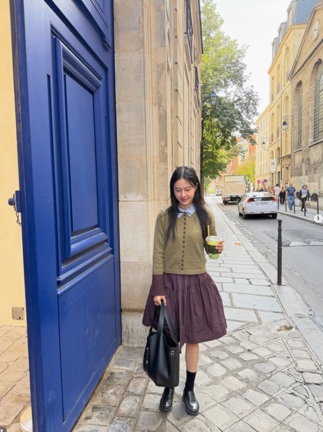 GooddayEnews's tweet photo. ลุคนี้ 2/10 “มิ้ลค์-พรรษา” เชคอินปารีสแบบสตรีทไฮแฟชั่น

#YSL #SaintLaurent #YvesSaintLaurent 
#YSLxMilkPansa
@panlyyy
#GooddayEnews https://t.co/midBXHcLhi