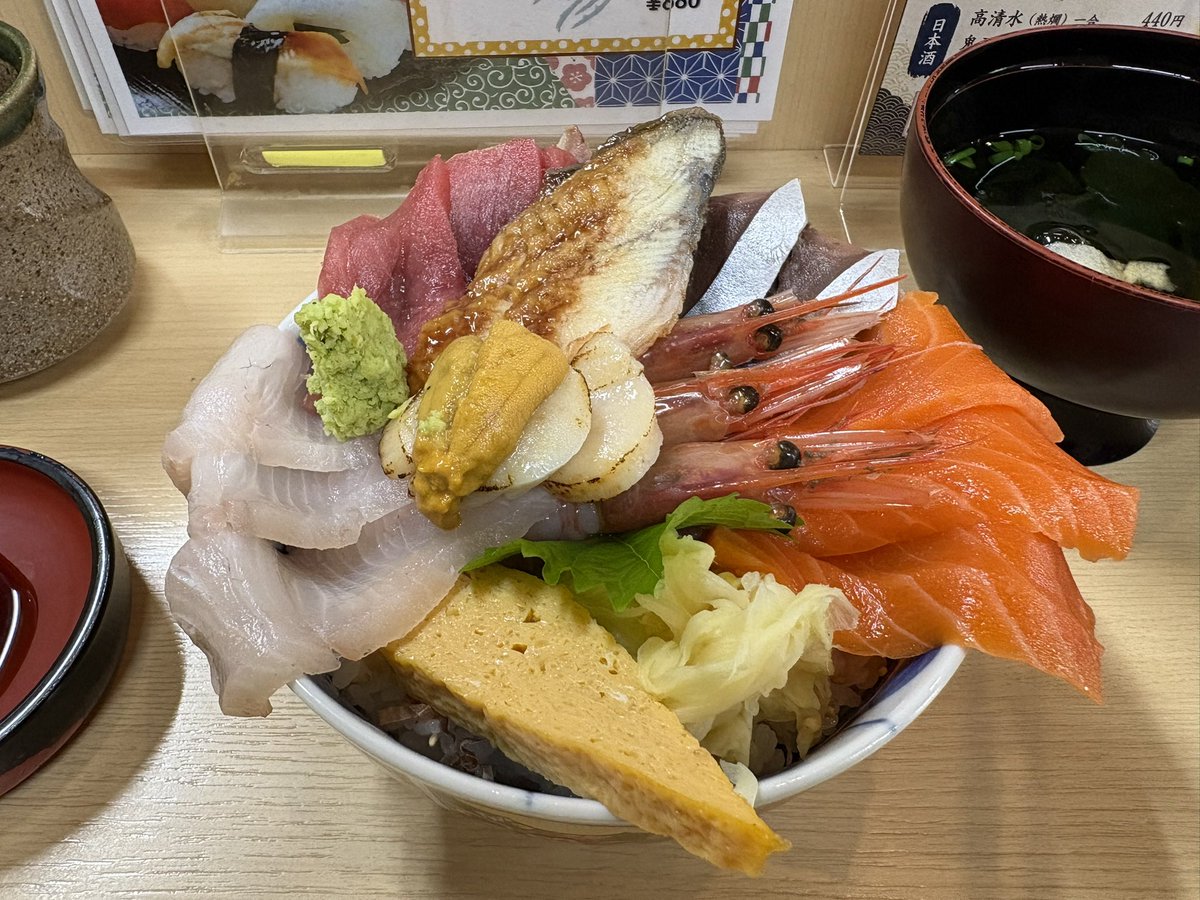 mkt_zhen's tweet photo. フェリーに乗る数時間前、去年に引き続き絶対ここで海鮮丼が食べたい‼���ってことで再訪問✌️
道の駅ならぬ、海の駅です。

ビジュアルからアガる⤴️し、ネタが新鮮で美味しかった〜〜❗️😍✨

すぐ近くに有名なマ◯トマ食堂などありますが、行列がえぐいので並びたくない方はこちらがオススメです😁 https://t.co/nTldHzzUQM