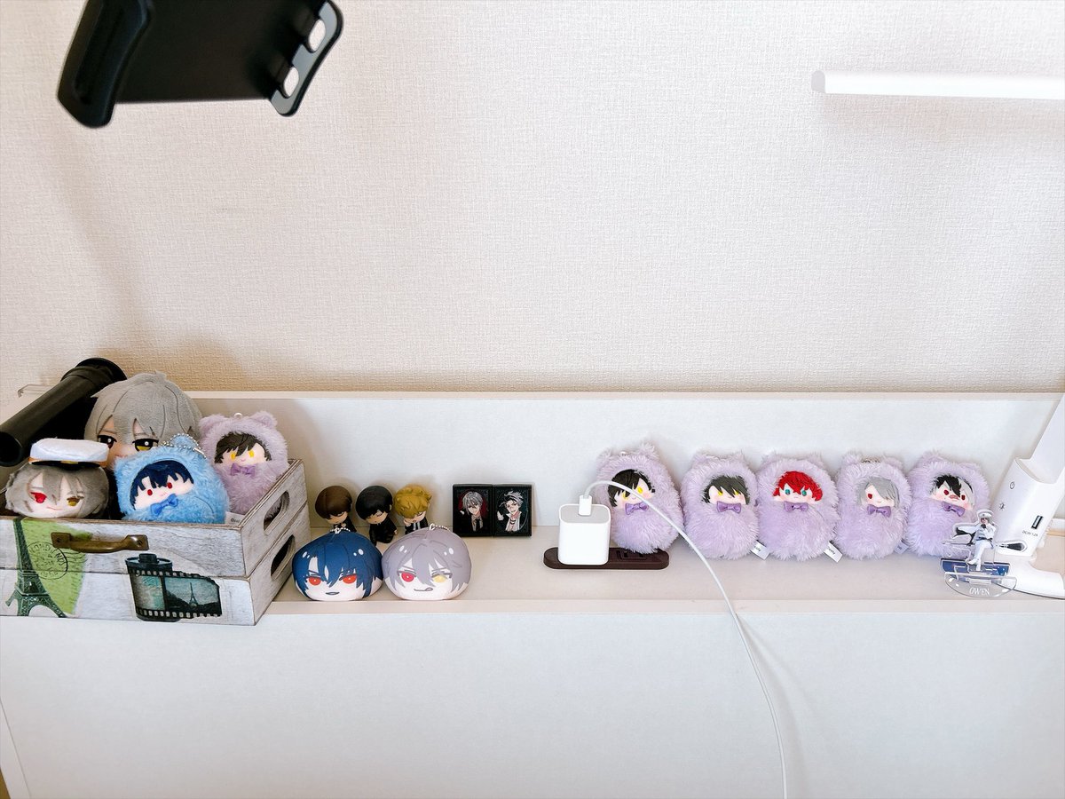 VioletSpringtim's tweet photo. 棚が賑やかになってきた https://t.co/KNxZcNsrJo