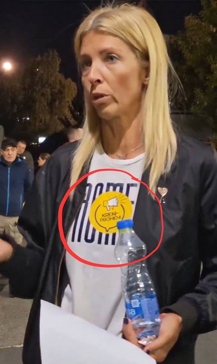 Emeritus011's tweet photo. Je l' primetio neko da je budaletina u svom tom haosu koji navode, stigla da vrati svoj polomljeni nos u ležište, sama, namesti vilicu za koju Savo kaže da je slomljena (na pregledu nije bila), opere krv sa majice i na istu, pre davanja izjave zalepi stiker kreni promeni?
😂😂😂 https://t.co/vpL8hhBLZ8