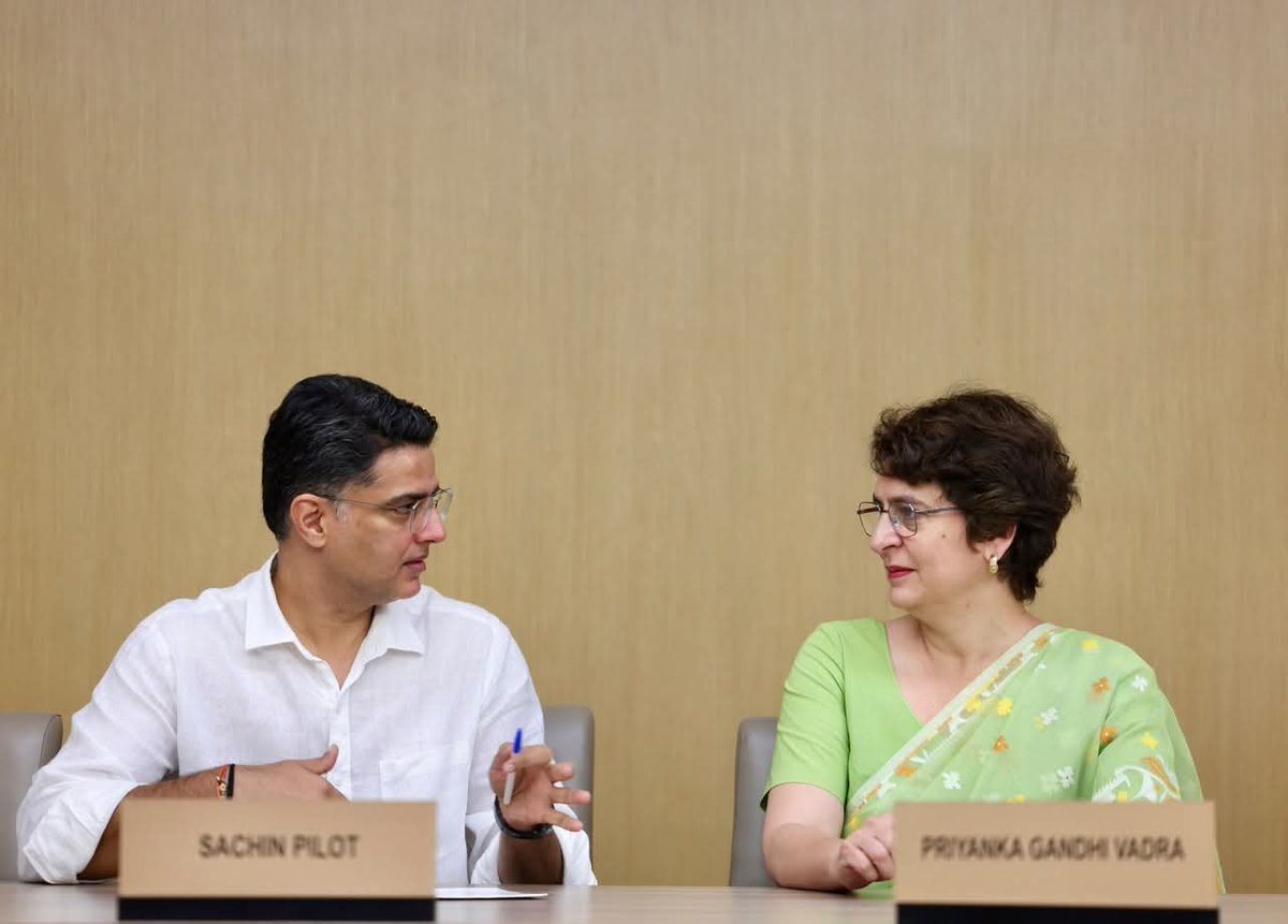 Rohitgurjar0102's tweet photo. कांग्रेस में एक इतिहास लिखा जाएगा 
जब कांग्रेस सबसे मुश्किल दौर में है बहुत सारे नेता साथ छोड़ गए 
लेकिन जिसके लिए सबसे ज़्यादा छोड़ने का माहौल बनाया गया आज चट्टान की तरह साथ खड़े है , इतना ही नहीं @RahulGandhi जी के बाद सबसे ज़्यादा @SachinPilot जी भाग-दौड़ कर रहे है 🙏 https://t.co/XYuZAbMZmW
