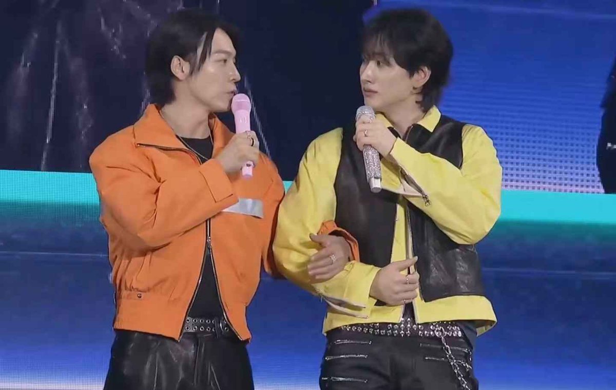 nizenehu's tweet photo. #은해 #eunhae #hyukhae
😉Although lately it’s usually Hyukjae holding Donghae’s hand tightly, Donghae’s little hand holds onto Hyukjae’s just as tightly too. https://t.co/h9cU9fcLlU