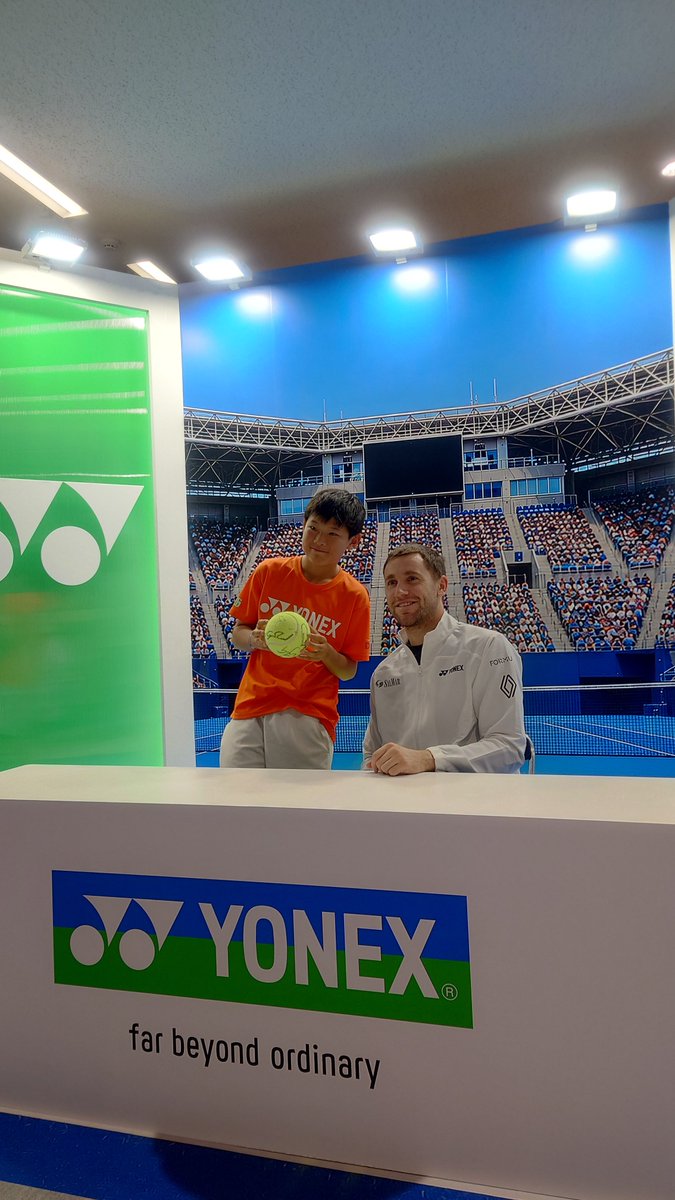 japanopentennis's tweet photo. ·. 木下グループジャパンオープン2026 .·

◤ 選手サイン会✍️ ◢

本日はヨネックスブースにて、3名の選手がサイン会を実施✨

どの選手も子どもたちと笑顔で触れ合い、皆さん嬉しそうな笑顔を見せていました☺️✨

🎾 #トミー・ポール 
🎾 #フランシス・ティアフォー 
🎾 #カスパー・ルード

#kinoshitajotennis #木下JOテニス #ATP500