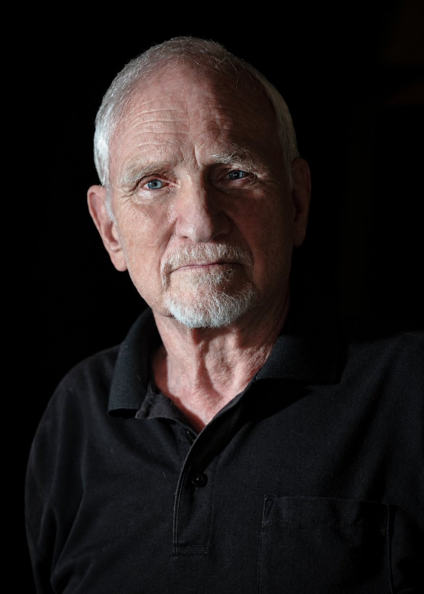 LeContempIateur's tweet photo. 🚨 John Clauser, Prix Nobel de physique 2022 a dit : « Je peux affirmer avec une très grande certitude qu’il n’existe pas d’urgence climatique.

Aussi dérangeant que cela puisse paraître pour certaines personnes, mon message est pourtant simple : la planète n’est pas en danger.

Le dioxyde de carbone et le méthane présents dans l’atmosphère auraient, selon moi, un effet extrêmement faible sur le climat.

Les politiques mises en place jusqu’à aujourd’hui par les gouvernements sont donc inutiles et devraient être abandonnées. Jusqu’à présent, nous nous sommes trompés sur le processus dominant qui gouverne le climat : les modèles climatiques actuels reposent sur une physique incomplète et incorrecte.

Le mécanisme central est celui que je définis comme le “thermostat de réflexivité nuages-lumière solaire”. Les nuages, blancs et fortement réfléchissants, renvoient vers l’espace environ 90 % de la lumière solaire qui les frappe. Ils constituent donc l’un des éléments les plus importants, et pourtant l’un des plus négligés, du système climatique.

Les océans couvrent environ les deux tiers de la surface de la Terre, et le seul océan Pacifique représente à lui seul une immense partie de la planète.

La couverture nuageuse moyenne mondiale atteint environ 67 %, avec près de 50 % au-dessus des terres et environ 75 % au-dessus des océans. Je considère que ce sont précisément ces caractéristiques évidentes et déterminantes des nuages qui représentent la pièce manquante du puzzle climatique.

Une fois que l’on comprend le rôle de ce mécanisme thermostatique naturel, il devient évident qu’il n’existe aucun risque d’effondrement climatique. »

Alors je vous le dis les amis, il faut sortir de cette anxiété permanente autour d’une prétendue apocalypse climatique. La Terre n’est pas un patient placé en soins intensifs. C’est un système extrêmement robuste, régi par des mécanismes naturels puissants : l’activité solaire, les océans, les nuages, les glaces et bien d’autres encore.

Depuis des millions d’années, ces mécanismes interagissent et participent à l’équilibre du climat sans avoir besoin de panique permanente, de politiques punitives ou de sacrifices imposés.

La véritable urgence est peut-être simplement de revenir à une approche fondée sur la science, l’observation et le raisonnement, plutôt que sur la peur.

L’être humain ne détruira probablement pas la Terre : il se détruira lui-même bien avant elle. Elle était là avant nous, et elle sera encore là après nous…