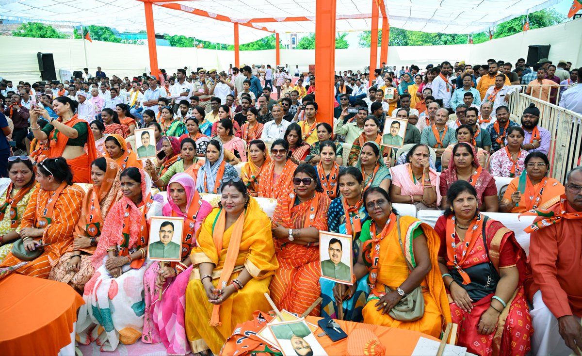 BhajanlalBjp's tweet photo. कोटा भाजपा कार्यालय में पार्टी के कर्मठ एवं ऊर्जावान कार्यकर्ताओं द्वारा किए गए आत्मीय स्वागत और अभिनंदन से अभिभूत हूँ। कार्यकर्ताओं का यह स्नेह, उत्साह और विश्वास ही हमारी सबसे बड़ी शक्ति है।

हाल ही में निकाय चुनावों में मिला ऐतिहासिक जनादेश हमारे समर्पित कार्यकर्ताओं की अथक मेहनत, ��िरंतर जनसंपर्क और संगठन के प्रति अटूट निष्ठा का परिणाम है। हर बूथ तक पहुँचकर जन-जन से संवाद करने वाले हमारे कार्यकर्ताओं ने संगठन की शक्ति को नई ऊँचाई दी है। यह विजय प्रत्येक कार्यकर्ता के परिश्रम और समर्पण को समर्पित है।

अब इसी जोश, एकजुटता और ऊर्जा के साथ आगामी पंचायत चुनावों के लिए भी पूरी ताकत से जुटना है। हर बूथ को मजबूत करना है और जनसेवा के संकल्प के साथ राजस्थान को विकास एवं सुशासन की नई ऊँचाइयों तक ले जाना है।

@BJP4Rajasthan