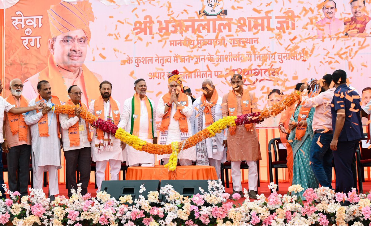 BhajanlalBjp's tweet photo. कोटा भाजपा कार्यालय में पार्टी के कर्मठ एवं ऊर्जावान कार्यकर्ताओं द्वारा किए गए आत्मीय स्वागत और अभिनंदन से अभिभूत हूँ। कार्यकर्ताओं का यह स्नेह, उत्साह और विश्वास ही हमारी सबसे बड़ी शक्ति है।

हाल ही में निकाय चुनावों में मिला ऐतिहासिक जनादेश हमारे समर्पित कार्यकर्ताओं की अथक मेहनत, ��िरंतर जनसंपर्क और संगठन के प्रति अटूट निष्ठा का परिणाम है। हर बूथ तक पहुँचकर जन-जन से संवाद करने वाले हमारे कार्यकर्ताओं ने संगठन की शक्ति को नई ऊँचाई दी है। यह विजय प्रत्येक कार्यकर्ता के परिश्रम और समर्पण को समर्पित है।

अब इसी जोश, एकजुटता और ऊर्जा के साथ आगामी पंचायत चुनावों के लिए भी पूरी ताकत से जुटना है। हर बूथ को मजबूत करना है और जनसेवा के संकल्प के साथ राजस्थान को विकास एवं सुशासन की नई ऊँचाइयों तक ले जाना है।

@BJP4Rajasthan