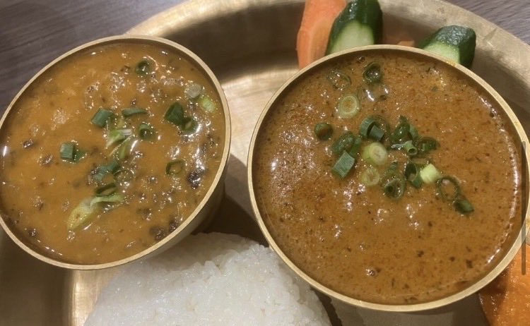curry_kazu's tweet photo. 塩分控えめなダルタドカに近い味わいで、マトンカレーは骨なしなんですがややネパール寄りでしょうか🇳🇵
ライスは日本米なんですが、ダルとカレーはどちらも一体感のあるスパイシーホットで良かったです😋
#Pipal
#アジアンダイニング
#北赤羽 https://t.co/PlkvKN9Efh