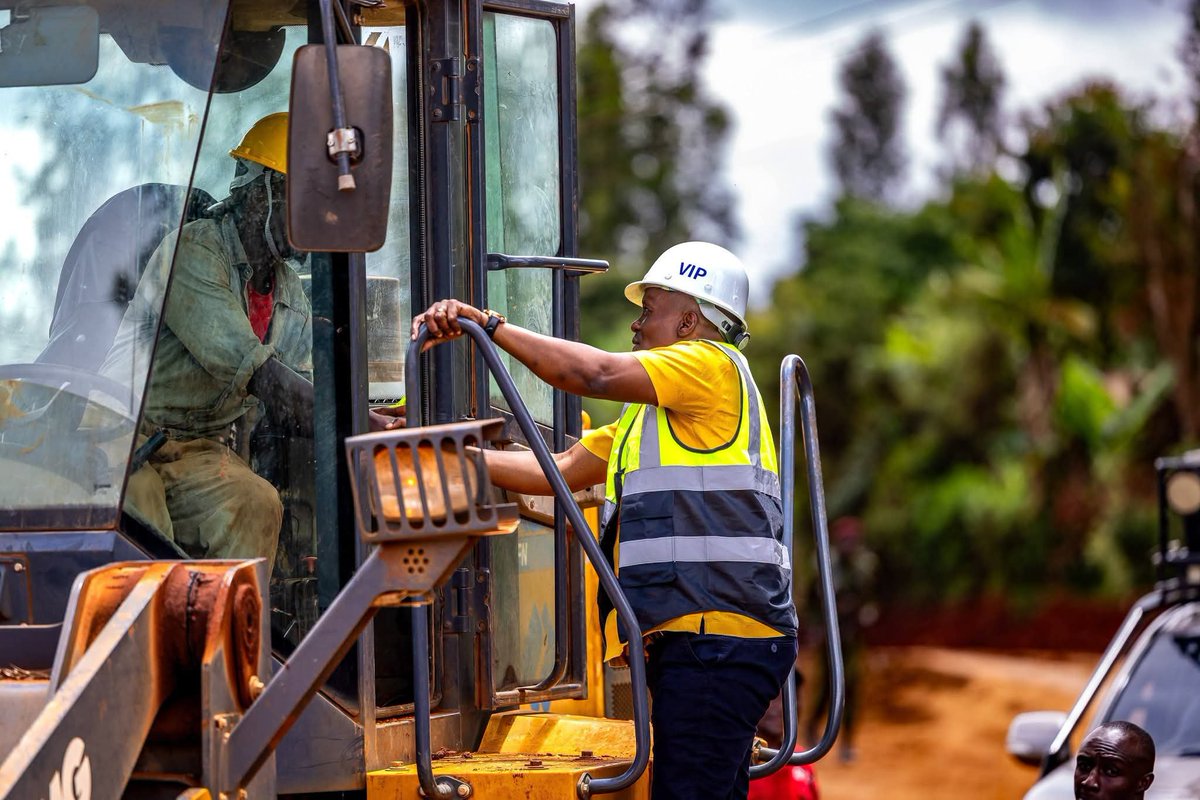 WalterMutethia's tweet photo. DP Prof. @_KithureKindiki inspects ongoing tarmacking of the Mung’etho–Thuthwa–Gathugu–Gakiti Road in Mathira Constituency.
#KindikiInNyeri 
DPMchapakazi https://t.co/05xnRrTjRx