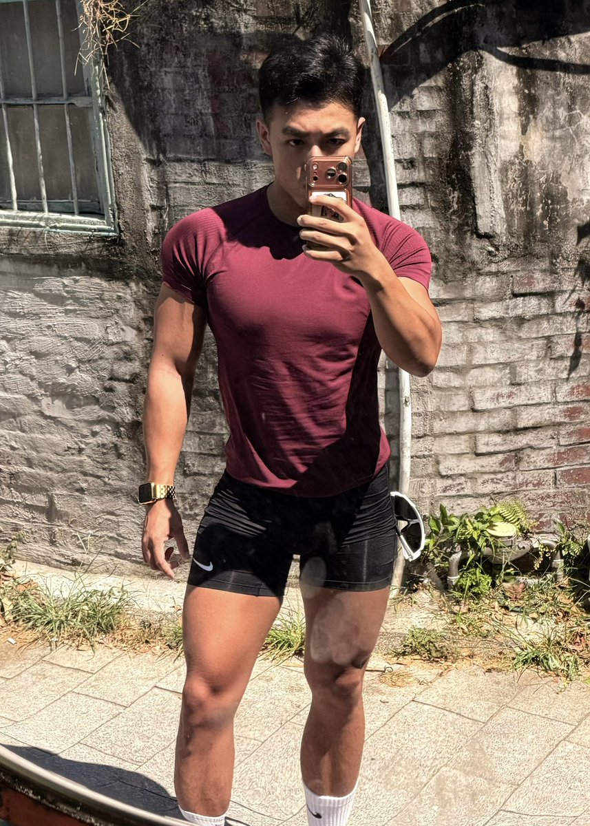 zueming_0102's tweet photo. 你們也喜歡跑步嗎🏃‍♀️ 那種全身濕的快感💦💦#跑步 #健身 #肌肉男 https://t.co/KItrwhWD22