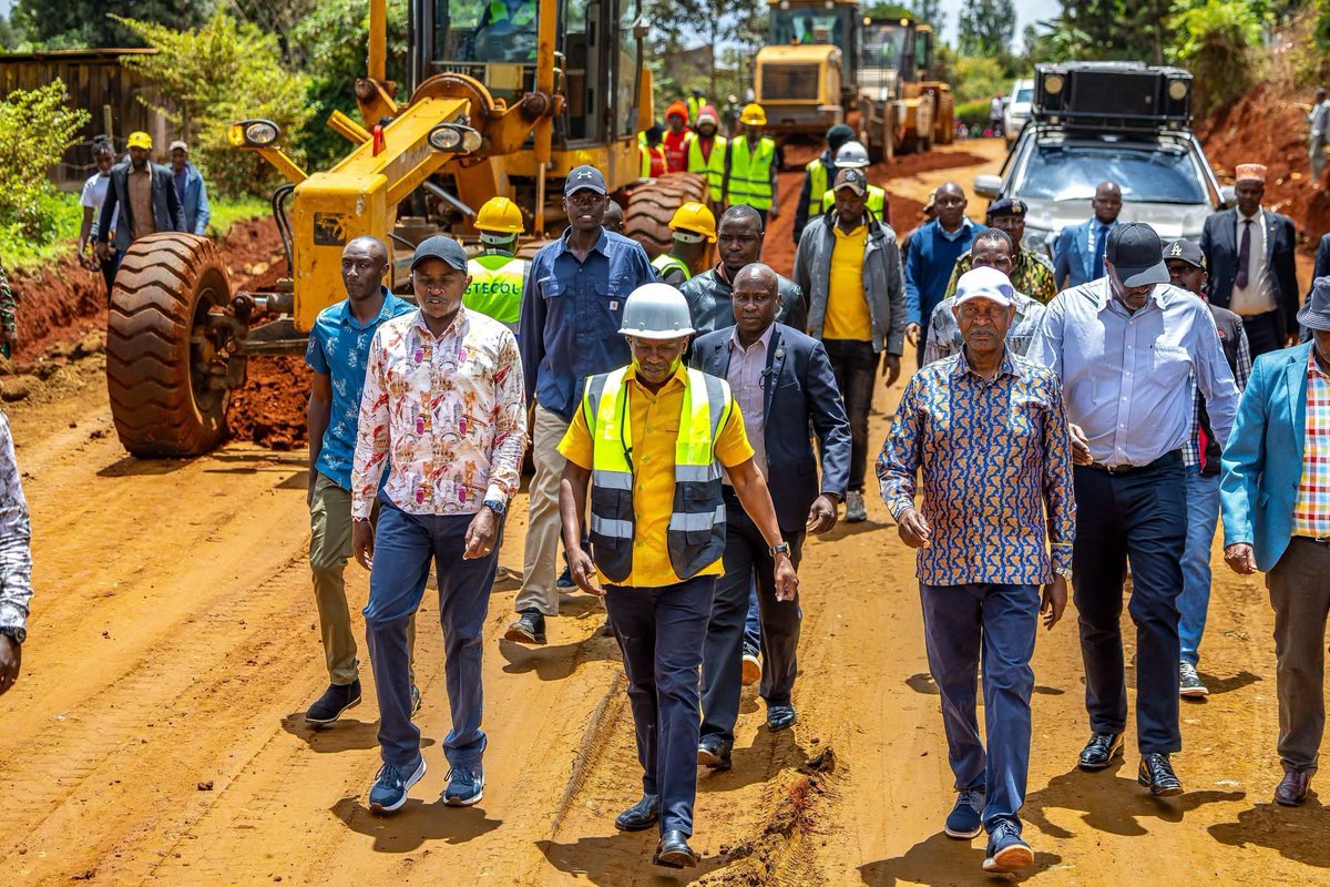 WalterMutethia's tweet photo. DP Prof. @_KithureKindiki inspects ongoing tarmacking of the Mung’etho–Thuthwa–Gathugu–Gakiti Road in Mathira Constituency.
#KindikiInNyeri 
DPMchapakazi https://t.co/05xnRrTjRx