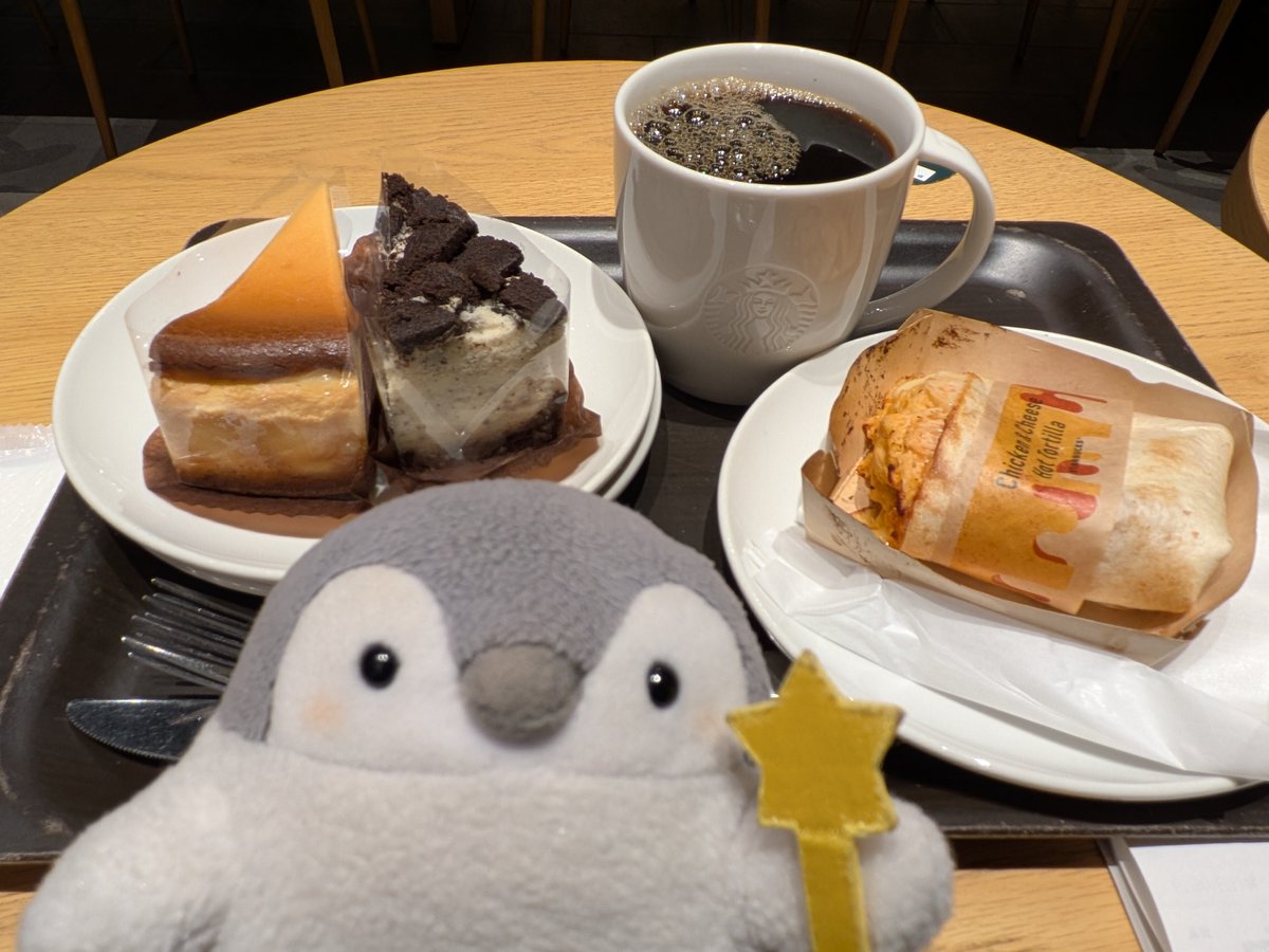 ofutonsugoi's tweet photo. 久々スタバ！！☕🐧⭐️
ケーキ２個もあるのはコウペンちゃんと１個ずつということで🤭 https://t.co/WnNMPVqm3g
