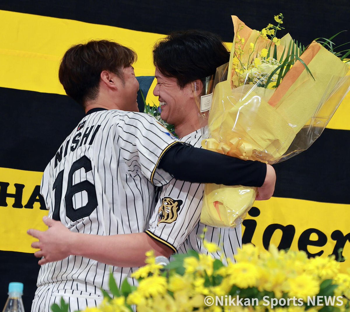 NikkanNaruohama's tweet photo. 現役引退する #西勇輝 選手の引退会見に、オリックス時代からバッテリーを組む #伏見寅威 選手も駆けつけました📸
#hanshin #tigers #阪神タイガース #オリックス https://t.co/h4636NEnz5