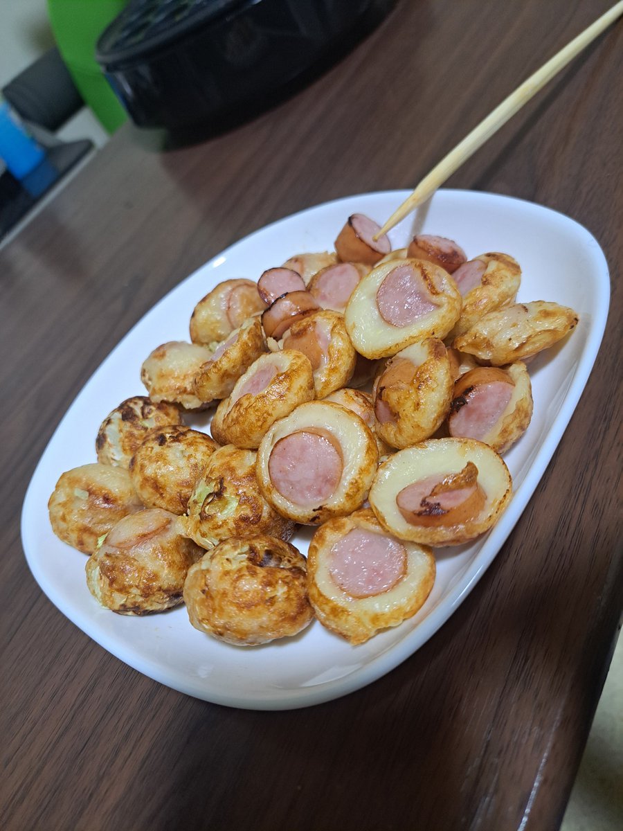 HAKUROU_106's tweet photo. ラストの生地で作ったぴょこんとソーセージ焼きw https://t.co/ylhi3wX5Kw