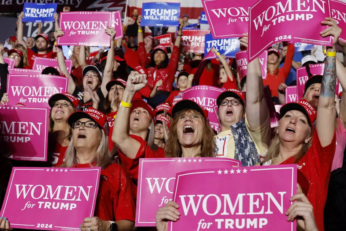 AMazzeppa's tweet photo. @Gianl1974 #Trump
#WomenForTrump 
Women without self-respect https://t.co/yFO7XTWDAM