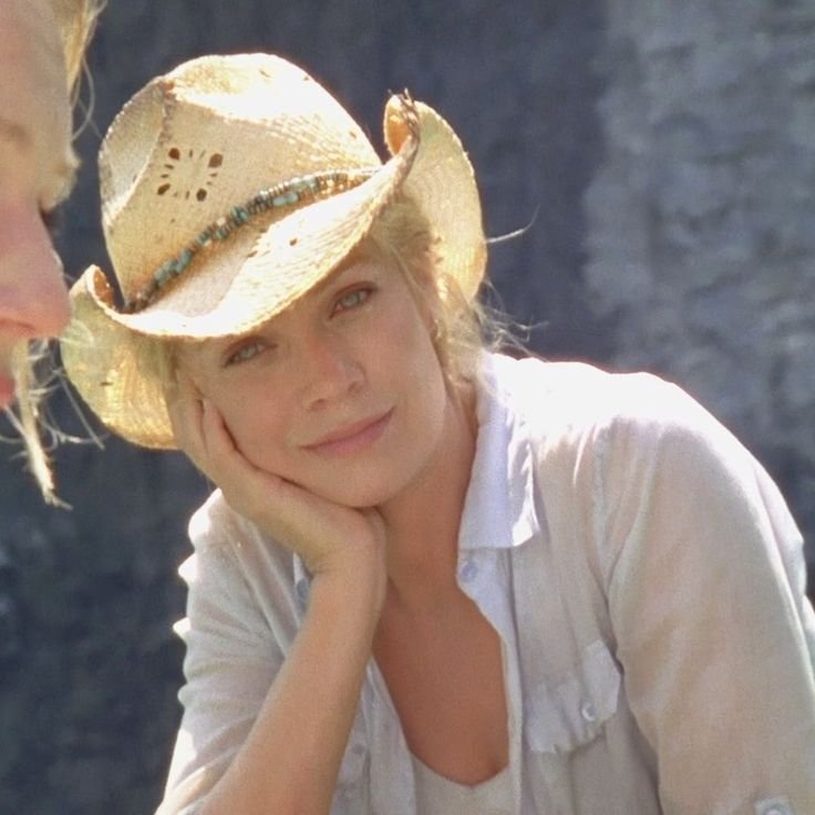 zombieesoso's tweet photo. andrea and her hat 😭😭😭😭😭 ohmygod she was just a babeh 😭😭 https://t.co/33WO1OyMQT