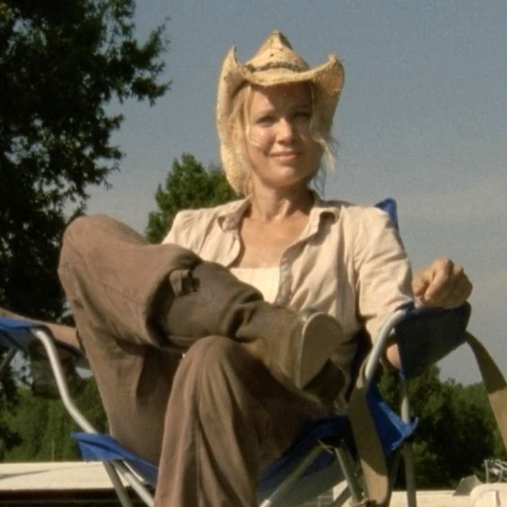 zombieesoso's tweet photo. andrea and her hat 😭😭😭😭😭 ohmygod she was just a babeh 😭😭 https://t.co/33WO1OyMQT