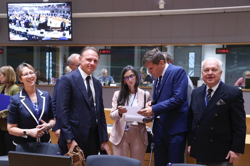 ItalyinEU's tweet photo. 🇮🇹🇪🇺| Secondo giorno di lavori al Consiglio #Agrifish con il Ministro @SocialMasaf @FrancescoLollo1.

Oggi materie #Pesca📗:

- Sostegno Ue a pesca, acquacoltura, politiche marittime 2028-34
- Fondo #EMFAF
- Quote pesca 🇪🇺🇬🇧,🇪🇺🇳🇴,stati costieri

Più info👇🏻
https://t.co/amJnD5RXta https://t.co/c2yZL7fkGP