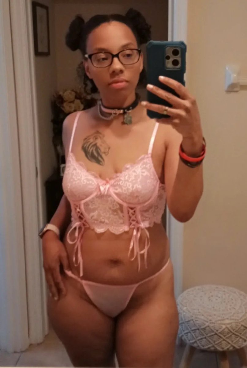 XXXElJefe's tweet photo. 👸🏽 🐈‍⬛ 🐱 👅🫦 https://t.co/kBlDVUPfv6
