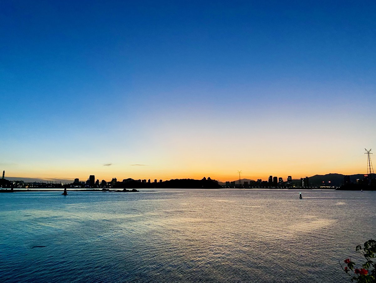BrittElmoqi's tweet photo. Viajé a la costa mediterránea este fin de semana, atardecer de naranja y azul, sandía fresca y el sonido de las olas. Cada suspiro vale la pena. https://t.co/cyPZS4PDI4