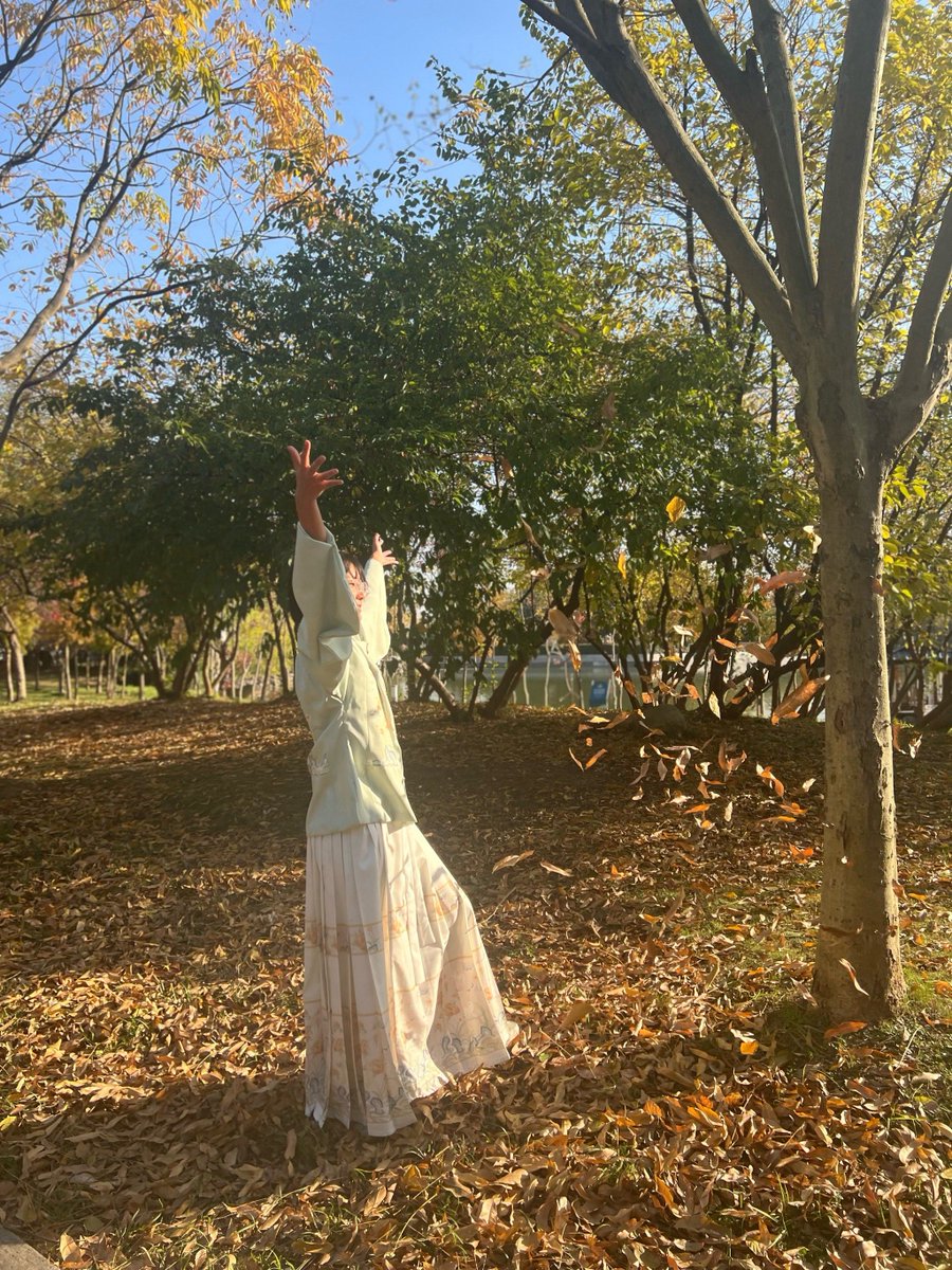 desnenta_amkel's tweet photo. In my fresh 涣褂, I look so chic, stepping out to enjoy the warm breeze with easy strides. https://t.co/8SvFN29kVi