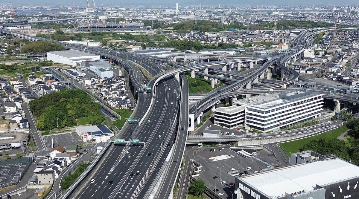 nagoya_kando's tweet photo. 【名古屋民なら見覚えのある最恐JCT】

上から見てもマジで意味がわからない。
初見でここを走る人、だいたい混乱する。 https://t.co/e4PJ1yswkO