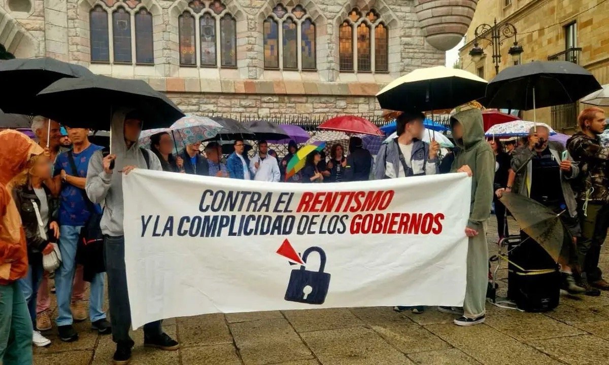 cjs_leon's tweet photo. Ayer nos movilizamos en León contra el rentismo y las fuerzas políticas que lo hacen posible.

Acabemos con el negocio de la vivienda, ¡todas a la calle! https://t.co/pYVBRLrJbe
