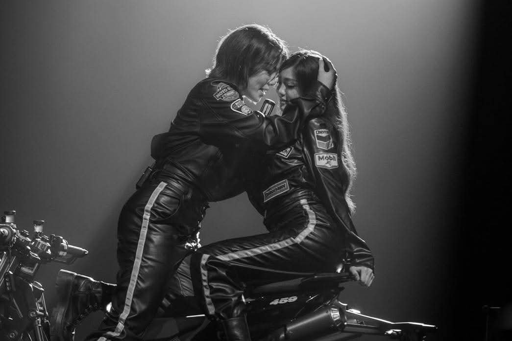 SapphicGardenTH's tweet photo. สร้างกระแสฮือฮาไม่น้อย สำหรับ #Wonderframe (เฟรม ศุภัคชญา สุขใบเย็น) กับโชว์เพลง“girlslikegirls” บนเวที Thailand’s Chosen One เวทีคัดเลือกตัวแทนประเทศไทยสำหรับการแข่งขัน Eurovision Song Contest Asia 2026 ที่จัดเต็มทั้งเสียงร้อง เพอร์ฟอร์แมนซ์ และคอนเซ็ปต์ Girl Love จนถูกพูดถึงอย่างต่อเนื่องบนโลกออนไลน์ กับโชว์ของ Wonderframe ที่ได้รับความสนใจจากแฟนเพลงต่างชาติอย่างมาก โดยมีแฟน ๆ จากหลายประเทศเข้ามาชื่นชม แชร์ และทำความรู้จักกับผลงานของเธอมากขึ้น พร้อมเกิดกระแสแซวคาแรกเตอร์จนมีวลีเด็ดว่า “Lesbian Wonderframe” ถูกพูดถึงในหมู่แฟนๆ 

โดยเบื้องหลังโชว์ครั้งนี้สร้างสรรค์โดย #UprisingEntertainment โดยมี William Aherne เป็นผู้ดูแลทั้งเพลงและภาพ ขณะที่เพลง “girlslikegirls” Wonderframe ร่วมเขียนกับ Kyler Niko นักแต่งเพลงและโปรดิวเซอร์ที่มีผลงานกับศิลปินระดับสากล รวมถึง BABYMONSTER เพราะเหตุนี้ “girlslikegirls” จึงไม่ใช่เพียงโชว์บนเวที แต่เป็นอีกหนึ่ง Performance ที่ช่วยพา Wonderframe ไปสู่สายตาผู้ชมต่างชาติ และสะท้อนตัวตนของเธอในฐานะศิลปินที่กล้านำเสนอความรักในรูปแบบที่แตกต่าง
