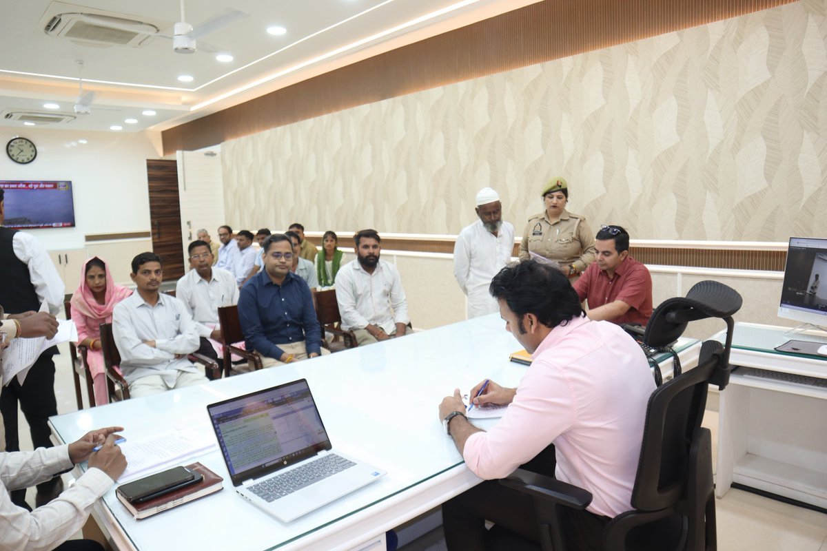 SaharanpurDm's tweet photo. जनता दर्शन में कार्यालय पहुंचे फरियादियों की समस्याओं को सुना संबंधित अधिकारियों को तत्परता से निस्तारण किए जाने हेतु निर्देशित किया।
@CMOfficeUP @UPGovt @ChiefSecyUP @InfoDeptUP https://t.co/ImPGhHnJ65