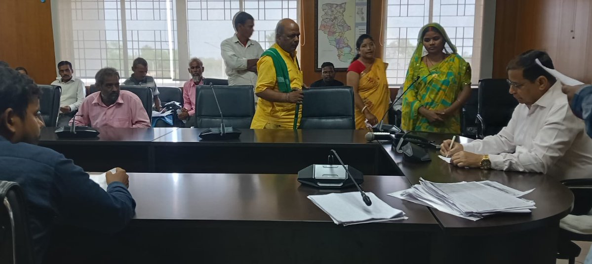 dc_garhwa's tweet photo. जनसुनवाई कार्यक्रम में आज जिले के अलग-अलग क्षेत्रों से आए नागरिकों ने अपनी समस्याएं और सुझाव साझा किए। प्रत्येक शिकायत को गंभीरता से सुनते हुए प्राप्त आवेदनों पर तत्काल कार्रवाई के निर्देश दिए गए।
@JharkhandCMO 
@prdjharkhand https://t.co/xhGvvNEO2f
