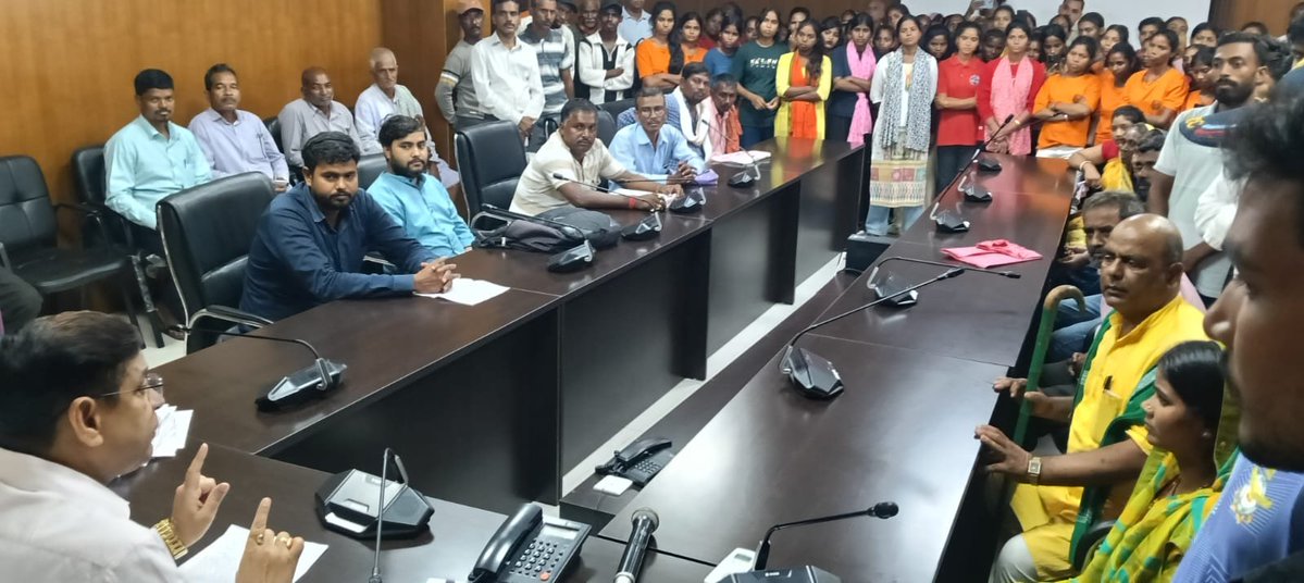 dc_garhwa's tweet photo. जनसुनवाई कार्यक्रम में आज जिले के अलग-अलग क्षेत्रों से आए नागरिकों ने अपनी समस्याएं और सुझाव साझा किए। प्रत्येक शिकायत को गंभीरता से सुनते हुए प्राप्त आवेदनों पर तत्काल कार्रवाई के निर्देश दिए गए।
@JharkhandCMO 
@prdjharkhand https://t.co/xhGvvNEO2f