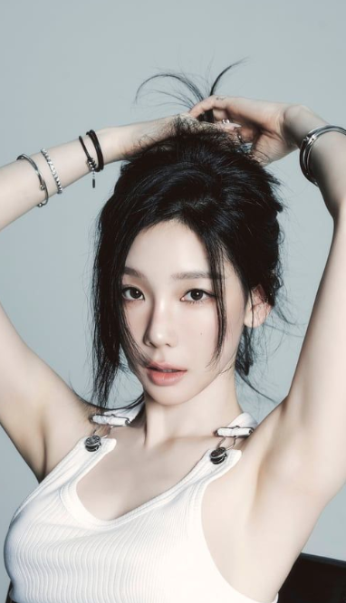 AboutMusicYT's tweet photo. Taeyeon of Girls Generation when a fan said "It's so hard to find a man to marry":

"How about finding a woman to marry" https://t.co/x6Kuh2ZdfM