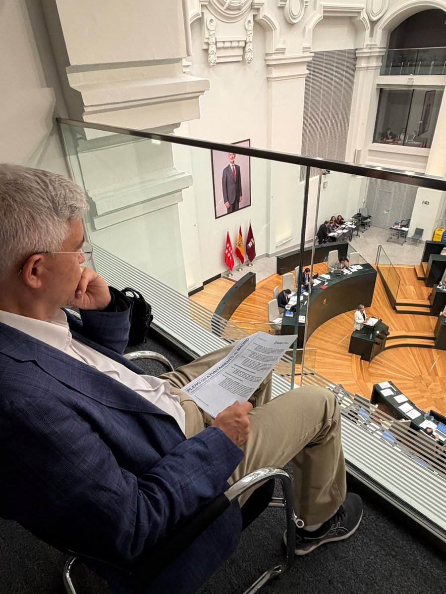 JavierViviente's tweet photo. En el pleno del Ayto. de Madrid acompañando a nuestra portavoz @CabelloArantxa y a nuestro concejal @FMartinezVidal_

Madrid no puede ser una caja de recaudación para los de siempre:

1) 293M€ recaudados por la tasa de residuos (anulada por la justicia)
2) +300M€ en multas de tráfico (nulas también)
3) Operación de MercaMadrid, denunciada por VOX, que permite que  patrimonio de los madrileños pueda ser transmitido a la SEPI (controlada por PSOE).

Cada € en el bolsillo de Almeida "el recaudador" 💸 es un € menos para la cesta de la compra. 
Necesitamos un alcalde que cuide lo nuestro, que nos cuide.