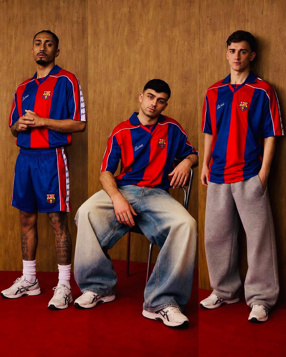 Footballtweet's tweet photo. 🚨 𝗢𝗙𝗙𝗜𝗖𝗜𝗔𝗟: Barcelona have unveiled a new retro collection inspired by 1992–1995. 😍💙❤️ https://t.co/Sd4MSXfzEb