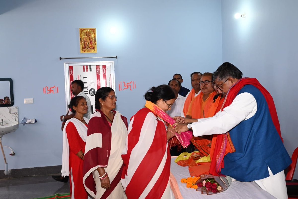 rsprasad's tweet photo. देश के यशस्वी प्रधानमंत्री श्री @narendramodi जी के जनसेवा के 25 गौरवशाली वर्ष पूर्ण होने के उपलक्ष्य में चल रहे ‘सेवा संकल्प अभियान’ के तहत संसदीय क्षेत्र अंतर्गत पटना सिटी के वार्ड 53 में आयोजित ‘आंगन मिलन सेवा’ कार्यक्रम में हमारी कर्मठ आंगनबाड़ी सेविका, सहायिका एवं आशा बहनों को उनके समर्पण और सेवाभाव के लिए सम्मानित कर अभिनंदन किया।

आंगनबाड़ी बहनों से आत्मीय संवाद कर बच्चों के समग्र विकास से जुड़े विषयों पर सार्थक चर्चा की। आंगनबाड़ी बहनें जिस मातृत्व भाव से हमारे नौनिहालों के पोषण, स्वास्थ्य, स्वच्छता और संस्कार की मजबूत नींव गढ़ रही हैं, वह राष्ट्र निर्माण की सबसे बड़ी सेवा है।