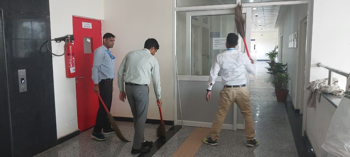 estc_ramnagar's tweet photo. 🧹 Swachhta Mein Sahbhag Drive at ESTC

As part of the ongoing Swachhta Mein Sahbhag Drive, cleanliness activities were carried out in the toilets on the first floor of the Polytechnic Building at Electronics Service &amp; Training Centre (ESTC), Kaniya, Ramnagar. https://t.co/fSD7dBcvxl