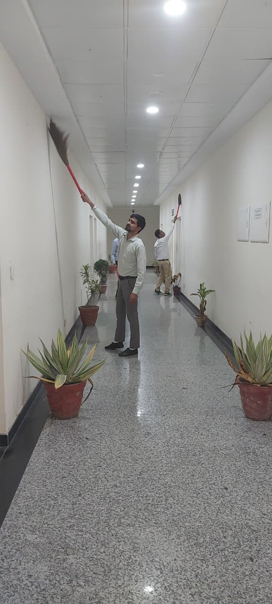 estc_ramnagar's tweet photo. 🧹 Swachhta Mein Sahbhag Drive at ESTC

As part of the ongoing Swachhta Mein Sahbhag Drive, cleanliness activities were carried out in the toilets on the first floor of the Polytechnic Building at Electronics Service &amp; Training Centre (ESTC), Kaniya, Ramnagar. https://t.co/fSD7dBcvxl